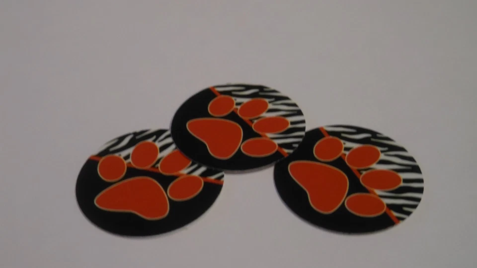 ¡Imágenes precortadas de tapa de botella de una pulgada! IMPRESIONES DE PATAS ROJAS NEGRAS ENVÍO GRATIS Foto 1 de 1