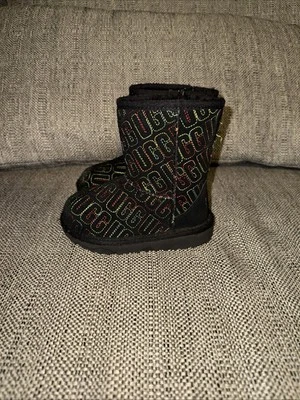 Bota UGG Classic II para niños con puntada gráfica 1112383K negra Foto 1 de 4