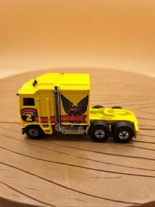 Semirremolque Thunder Roller 1982 vintage Hot Wheels Yellow Eagle 1/64 Malasia - Imagen 1 de 7