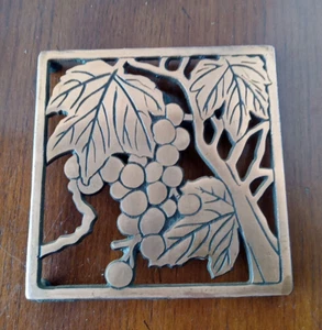 TRIVET Old Dutch Design 1983 Cast Iron Grapes Wall Hanging  Patina Square  - Picture 1 of 7
