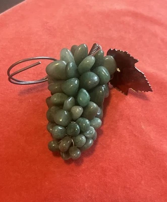 Ramo de uva de piedra verde tallada artesanalmente vintage decoración de frutas 3,5 pulgadas de largo Foto 1 de 4