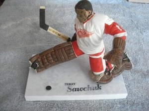 VINTAGE DETROIT RED WINGS TERRY SAWCHUK (McFARLANE) ACTION FIGURE & 11 X 9 PHOTO - Picture 1 of 5