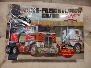 Vintage AMT-White Freightliner SD/DD - Edizione 75° Anniversario-Nuovo Vecchio Stock - Foto 1 di 4