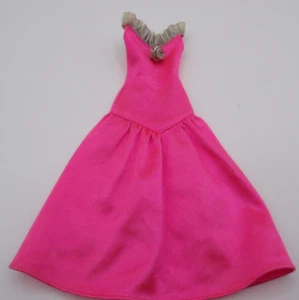 Vestido de baile rosa satinado marca Barbie con escote gris con volantes y rosa plateado metálico - Imagen 1 de 4