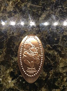 Disneyland Park Souvenir centavo prensado Winnie the Pooh abrazando lechón #139 - Imagen 1 de 2