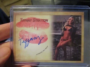 WWE COLLECTORS EXPO TIFFANY STRATTON BIKINI AUTO KISS CARD - read - Picture 1 of 3