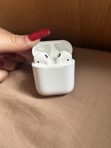Apple AirPods 2nd Generation with Charging Case - White - Photo 1 sur 4