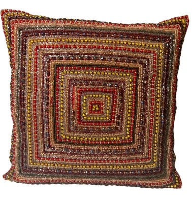 "Almohada con cuentas de vidrio ornamentada 12"" respaldo satinado rojo" Foto 1 de 4