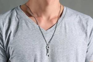 Ciondolo Apribottiglie Chiave Acciaio Inox 40mm Uomo Moda Collana Gioielli - Foto 1 di 6