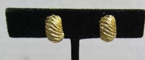 Vintage Signed TRIFARI CROWN Goldtone Textured Oval Clip-On Earrings - Picture 1 of 4