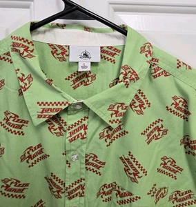 Disney Parks Toy Story Pizza Planet Camp Herrenhemd grün/rot Größe LARGE - Bild 1 von 3
