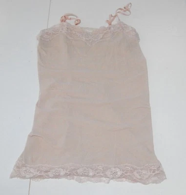 Camiseta sin mangas Poof rosa con ribete de encaje con correa de espagueti cami pequeña capa boho Foto 1 de 4