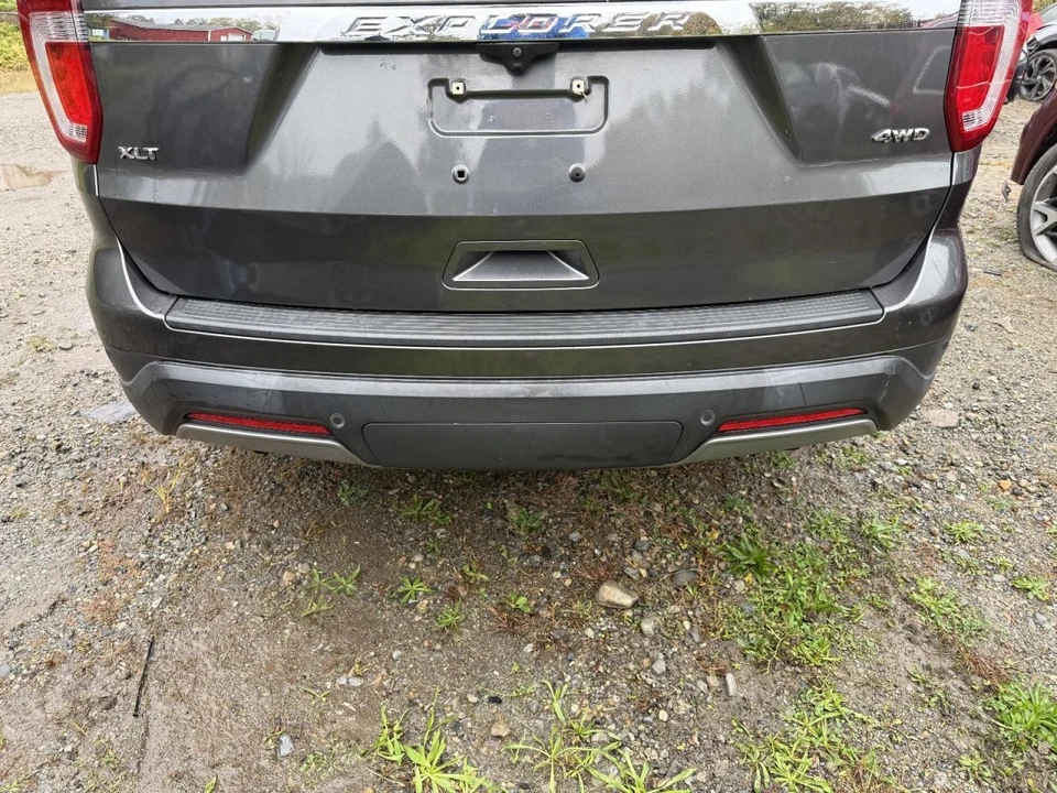 Cubierta del parachoques trasero Ford Explorer 2018-2019 repintada con asistencia de estacionamiento gris Foto 1 de 4