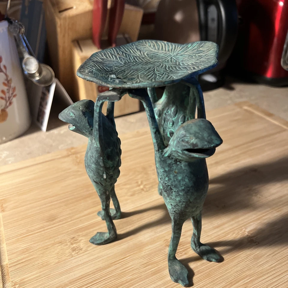 SPI. Ranas Escultura Estatua Envejecido Pintado Latón Pedestal Cenicero / Candelabro Foto 1 de 2