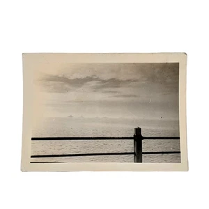 Foto vintage in bianco e nero trovata sulla strada per Catalina vista mare navi lontane istantanea - Foto 1 di 4