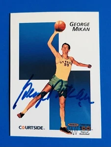 1992 Courtside George Mikan handsignierte authentische Basketball Autogrammkarte #26 - Bild 1 von 3