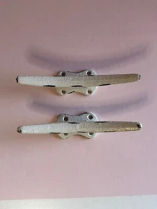 2 STOLLEN MARITIM WANDHAKEN GUSSEISEN SCHUBLADENZUG BOOT MANTEL ABGENUTZT WEISS - Bild 1 von 5