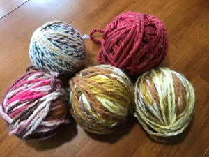 5 Assorted BALLS Of MIXED COLORS CHUNKY Acrylic YARNS 754grams UNMARKED - Picture 1 of 9