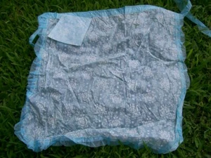 Delantal de plástico vintage azul claro con flores blancas 17 pulgadas de largo AP171 - Imagen 1 de 3