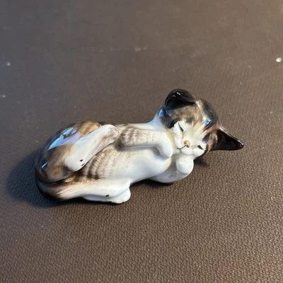 Estatuilla de gato dormido Royal Doulton de colección porcelana de hueso aproximadamente 3,5"" 2579 Foto 1 de 4