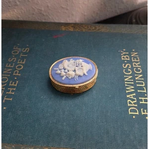 Caja de baratijas vintage de jaspe azul 1,75" oro relieve floral ovalada neoclásica - Imagen 1 de 5