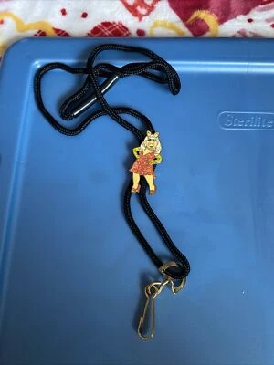 Disney Ms Piggy Rare Cast Member Exclusive Bolo Lanyard Disney Parks Collectable - Imagem 1 de 4