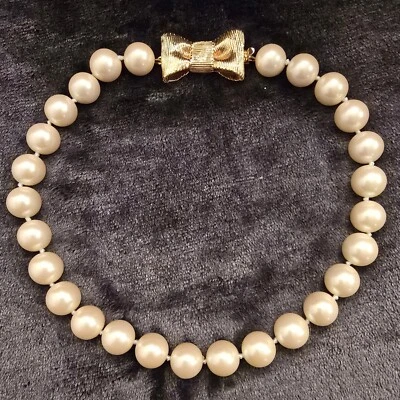 Collar Kate Spade todo envuelto en perlas corto (18") con cierre de lazo tono dorado Foto 1 de 4