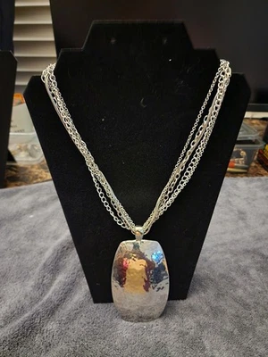 Collar colgante de plata martillada con cadena de varias hebras estampado CHICOS Foto 1 de 4