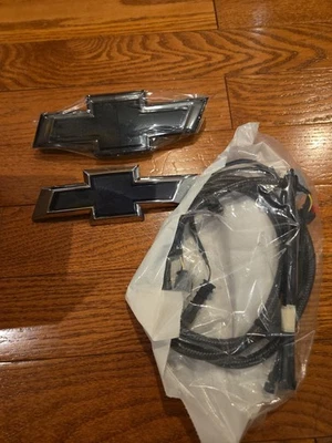 Chevrolet Blazer EV 24-26 emblema de pajarita iluminado en negro GM OEM NUEVO 26402530 Foto 1 de 4