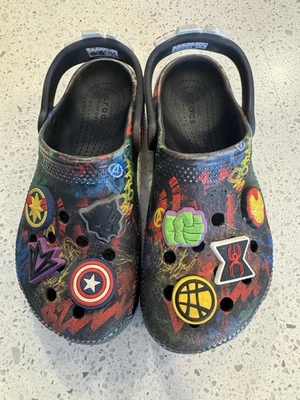 Zapatos zuecos Crocs Marvel Avengers para niños talla 13 Foto 1 de 4