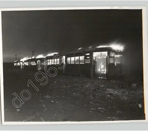 Antiguo juego de tranvías ardiendo en la noche destrucción foto de prensa década de 1930 - Imagen 1 de 2