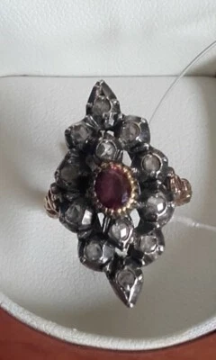 Anello antico in  oro e argento con diamanti a rosetta e rubino naturale - Immagine 1 di 4