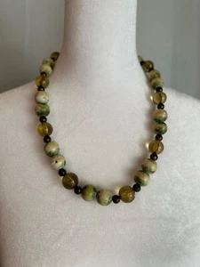 Grobe Messing grün/beige Acryl Perlen Halskette 26" inkl. Verlängerung mit Kralle - Bild 1 von 3