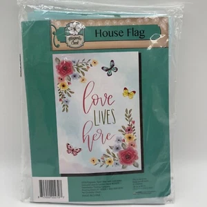 Magnolia Creek Hausflagge Love Lives Here Floral Schmetterling 28 x 40 Gartenbanner - Bild 1 von 3