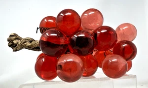 Vintage Lucite/résine/acrylique grappe de raisin rouge avec tige en bois flotté MCM décoration maison - Photo 1/7