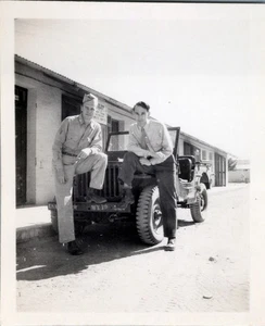 WW2 Poto U.S. GIs Willys MB Jeef Base Building - Picture 1 of 2