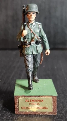 SOLDAT VINTAGE TOY SOLDIER GERMAN WERMACHT INFANTRY W/RIFLE ALEMANIA ON BASE - Image 1 of 4