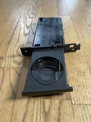 06-13 宝马原始设备制造商 E90 E91 E92 E93 M3 328i 335i 右侧杯架 7127461 — 第 1/4 张图片