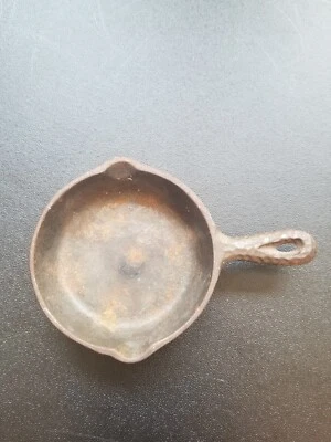 Vintage Cast Iron Toy Salesman Sample Mini Hammered Fry Pan 4.75 x 2.25 in. - Image 1 of 4