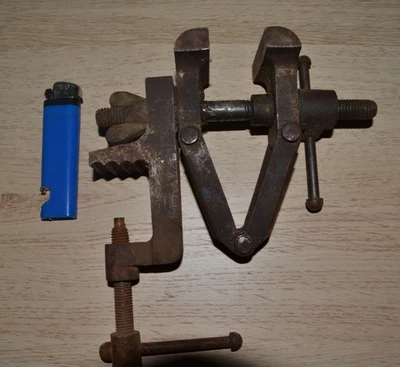 Ancien étau à agrafe d'armurier pivotant à 180° - Mors de 57mm - Photo 1/4