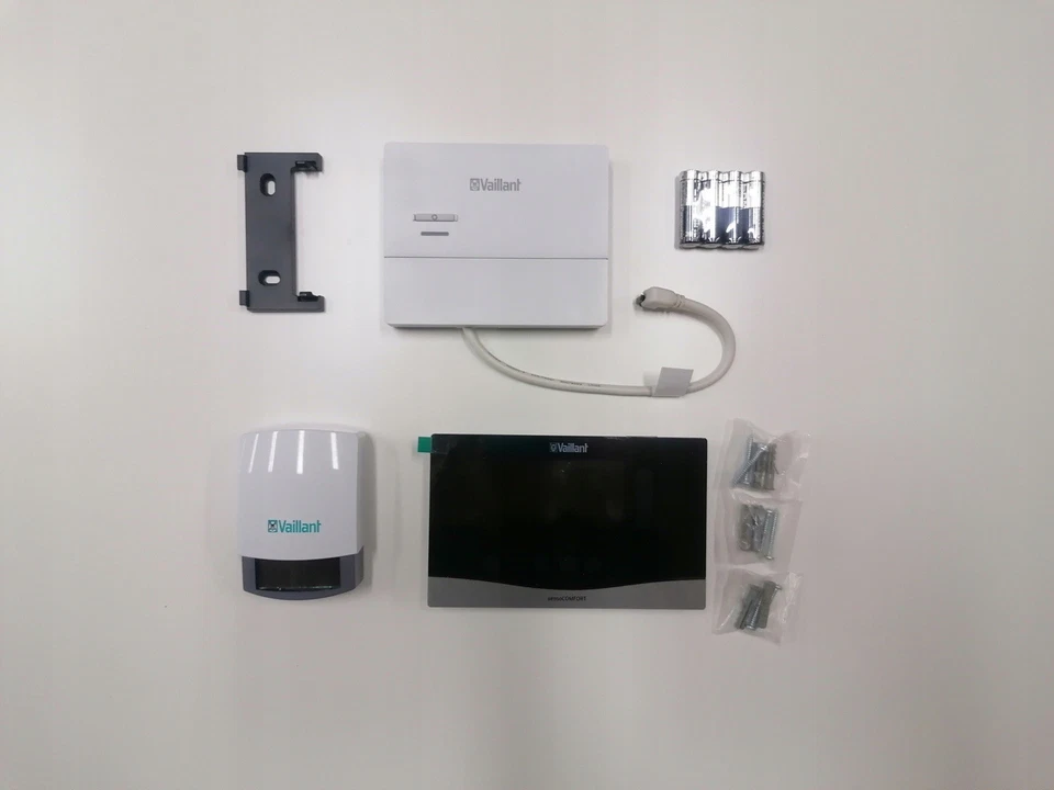 Vaillant sensoCOMFORT VRC720F Wireless RF Multi-Zone Room Thermostat c/w  - Image 1 of 3