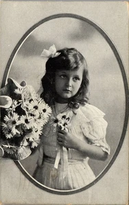 Vintage Postcard Portrait Style of Pretty Little Girl Holding Daisy Flowers 1914 - Picture 1 of 3