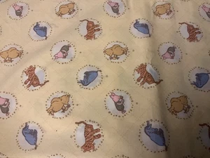 Tela de algodón clásica Winnie the Pooh 2 yardas fondo amarillo claro - Imagen 1 de 2