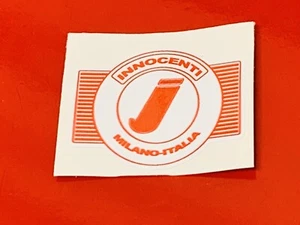 LAMBRETTA ROT UND WEISS INNOCENTI MILANO ITALIA 42 MM X 32 MM AUFKLEBER STICKER - Bild 1 von 3
