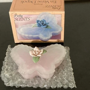 BELLISSIMI PROFUMI PORTACANDELE FARFALLA VETRO SMERIGLIATO ROSA CANDELA 1987 NUOVO CON SCATOLA VINTAGE - Foto 1 di 4