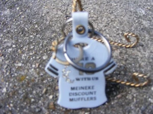 Vintage YOU'RE A 10 WITH US MEINEKE DISCOUNT MUFFLERS T-Shirt Keychain & 2 Key R - Picture 1 of 2