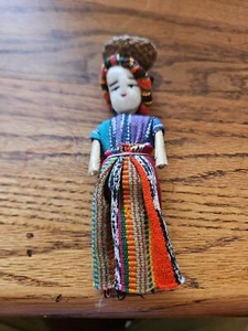 WINZIGE 3 ZOLL ETHNISCHE GUATAMALA VOLKSKUNST MINIATUR VERZIERTE PUPPE, GEWEBT, PAPIERKÖRPER, - Bild 1 von 4
