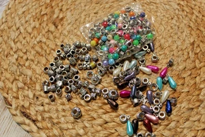 MENGE ZUFÄLLIGER MIX 50 MARKENLOSE CHARMS, SPACER, BAUMELN - Bild 1 von 3