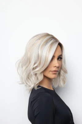 Vero | Pelucas René de París | Parte de encaje frontal de encaje | Ondulado medio Foto 1 de 4