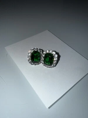 Aretes de plata de ley con halo en tono esmeralda - S925, brillantes y elegantes Foto 1 de 4